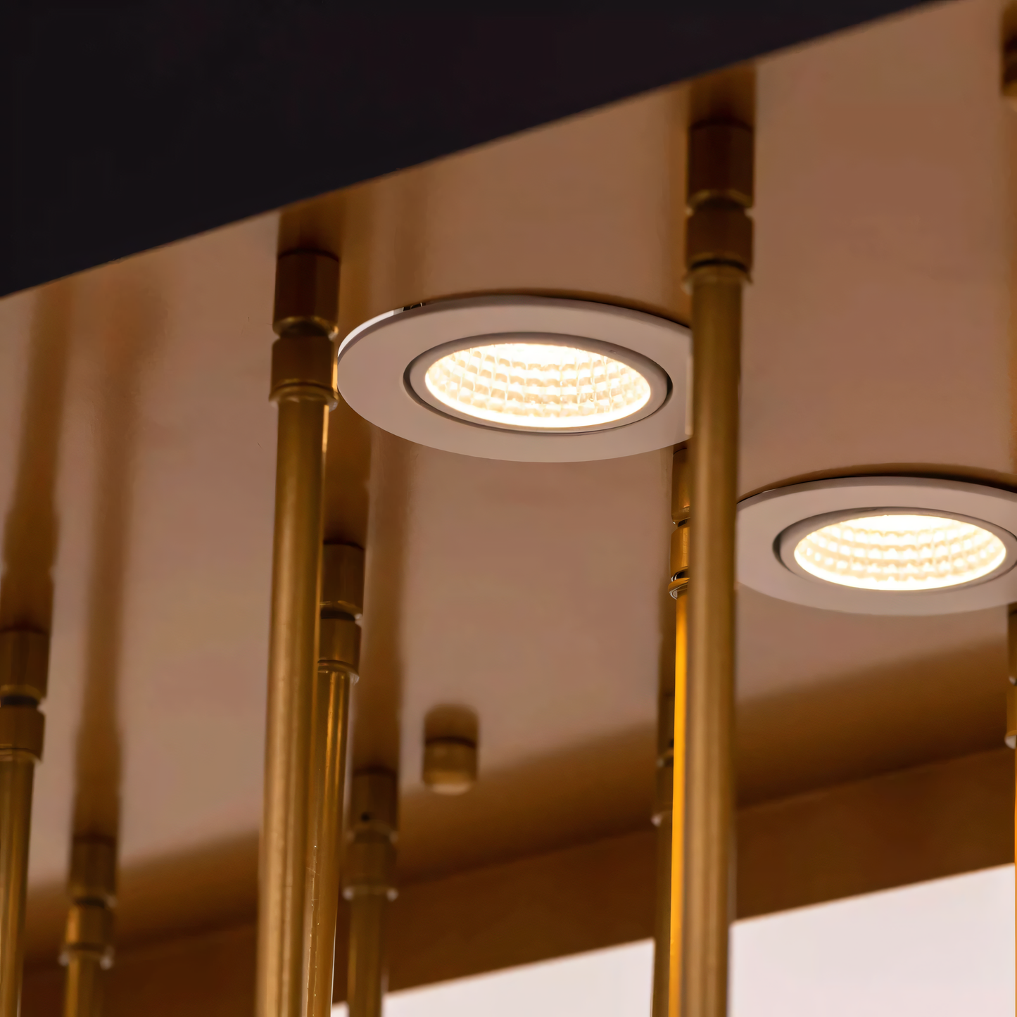 Adjustable-height dining room chandelier for a customized ambiance