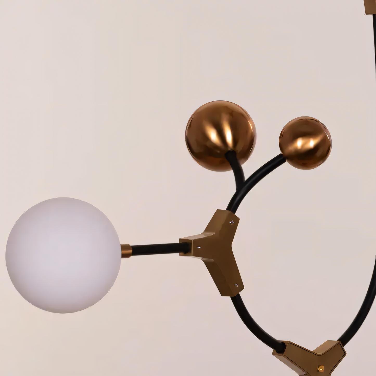 Multifunctional design of the Owe & Awe Floor Lamp for tailored lighting experiences