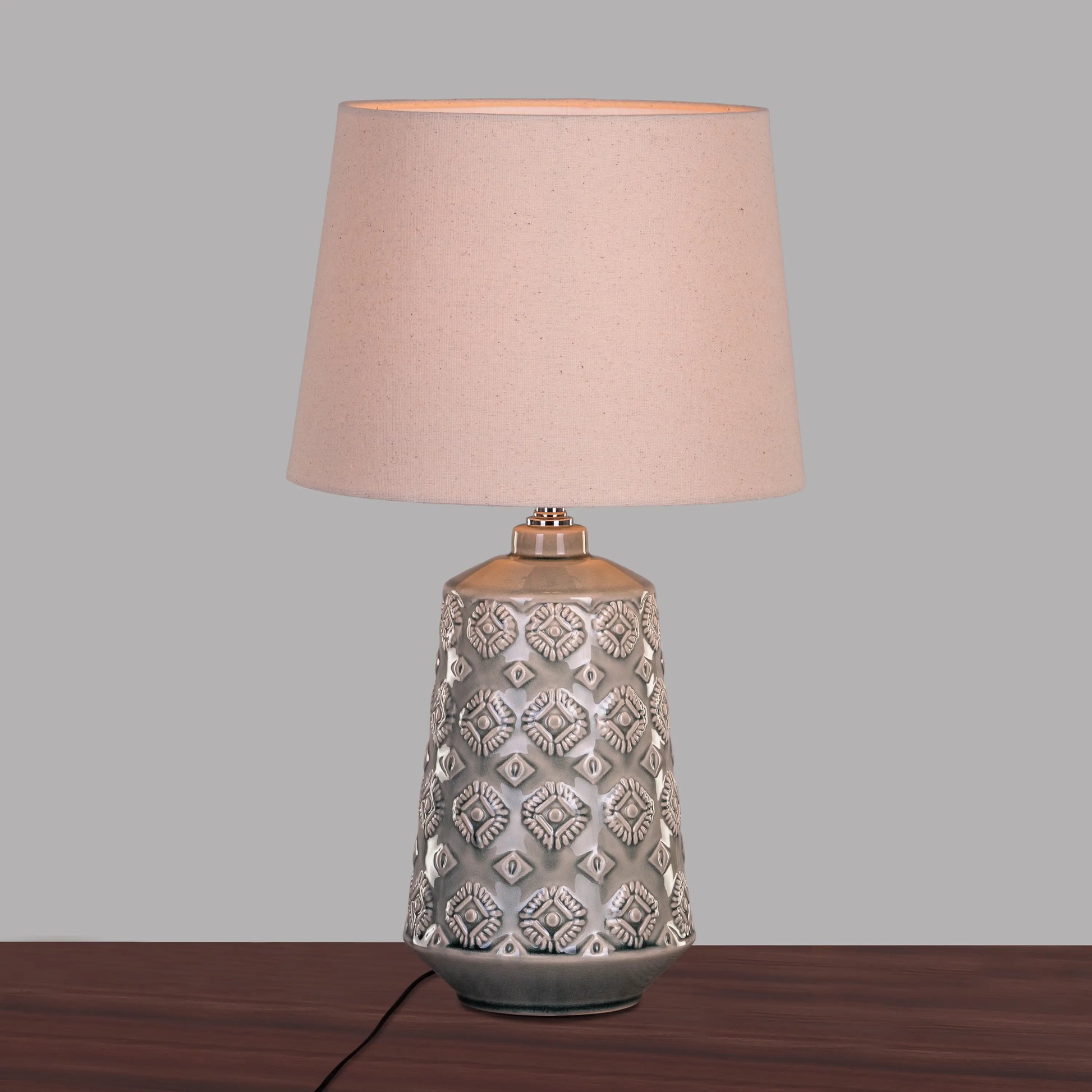 Beach villa-inspired cream ceramic lamp design