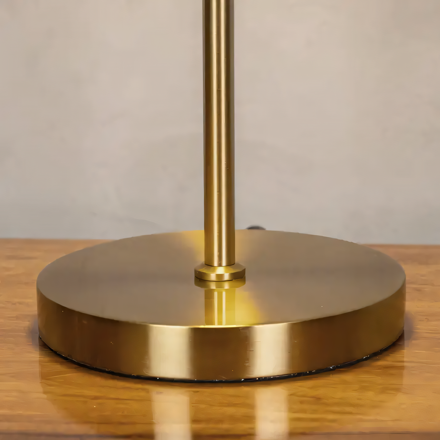 Adjustable neck and shade for optimal lighting