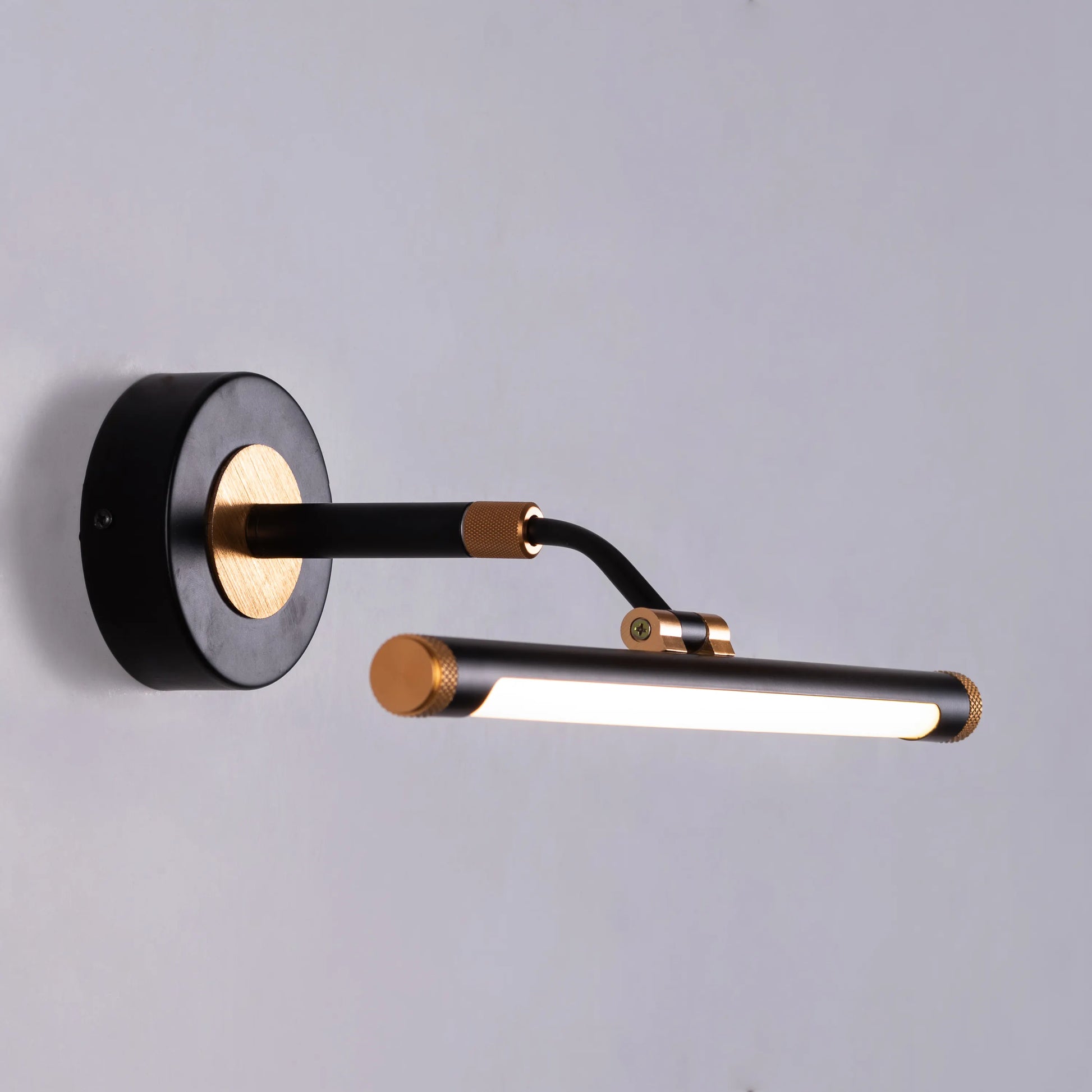 Superhit Picture Wall Light – elegant LED wall light designed to illuminate artwork and photographs with a sleek, adjustable arm, ideal for home or office décor.
