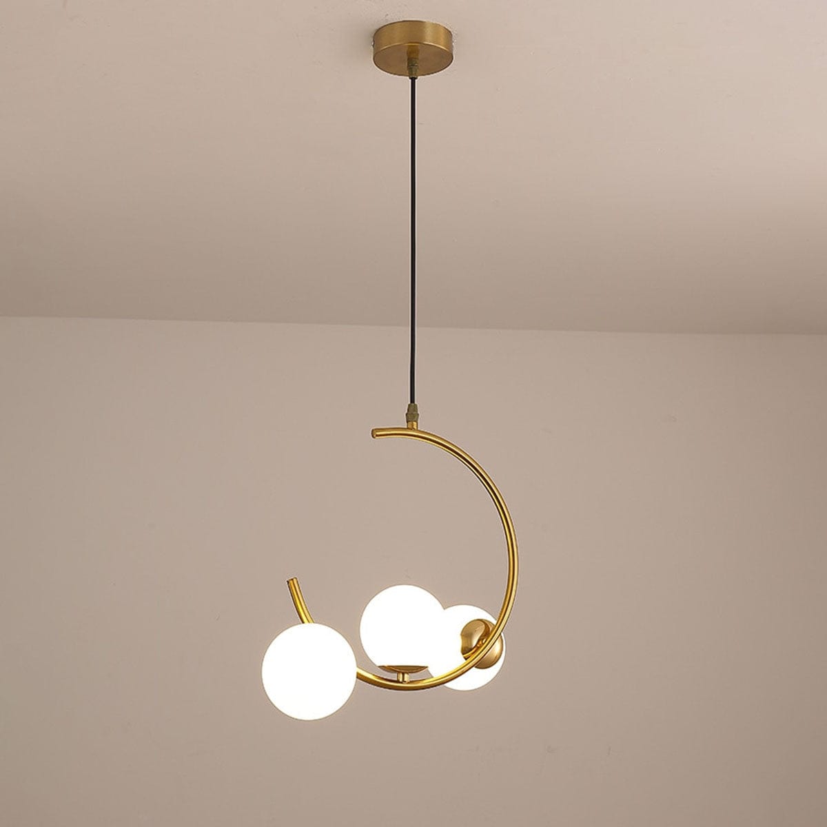 Modern Organic Chandelier Design: Seamless integration with diverse interior styles.