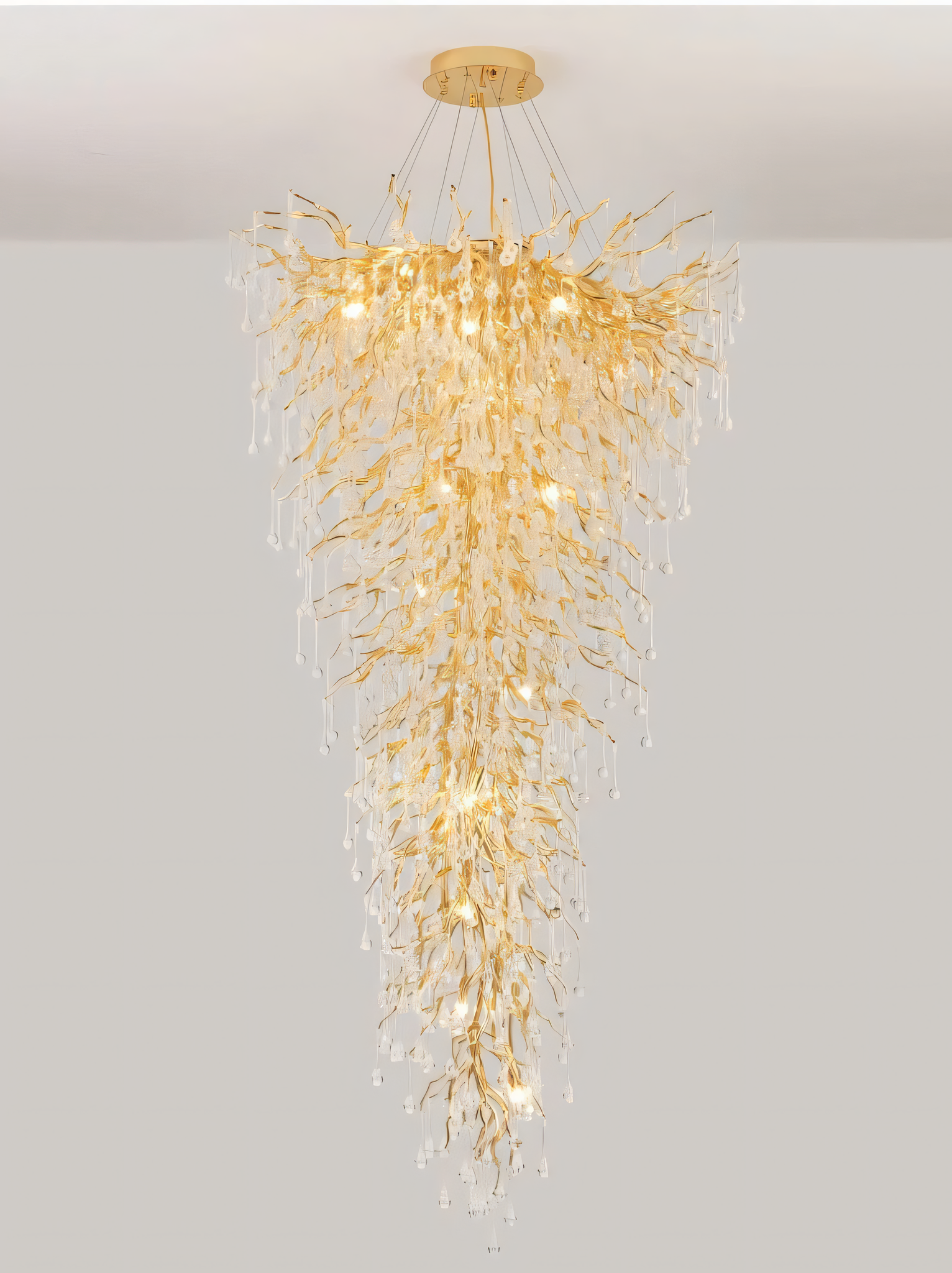Mesmerizing interplay of light and crystal in modern decor