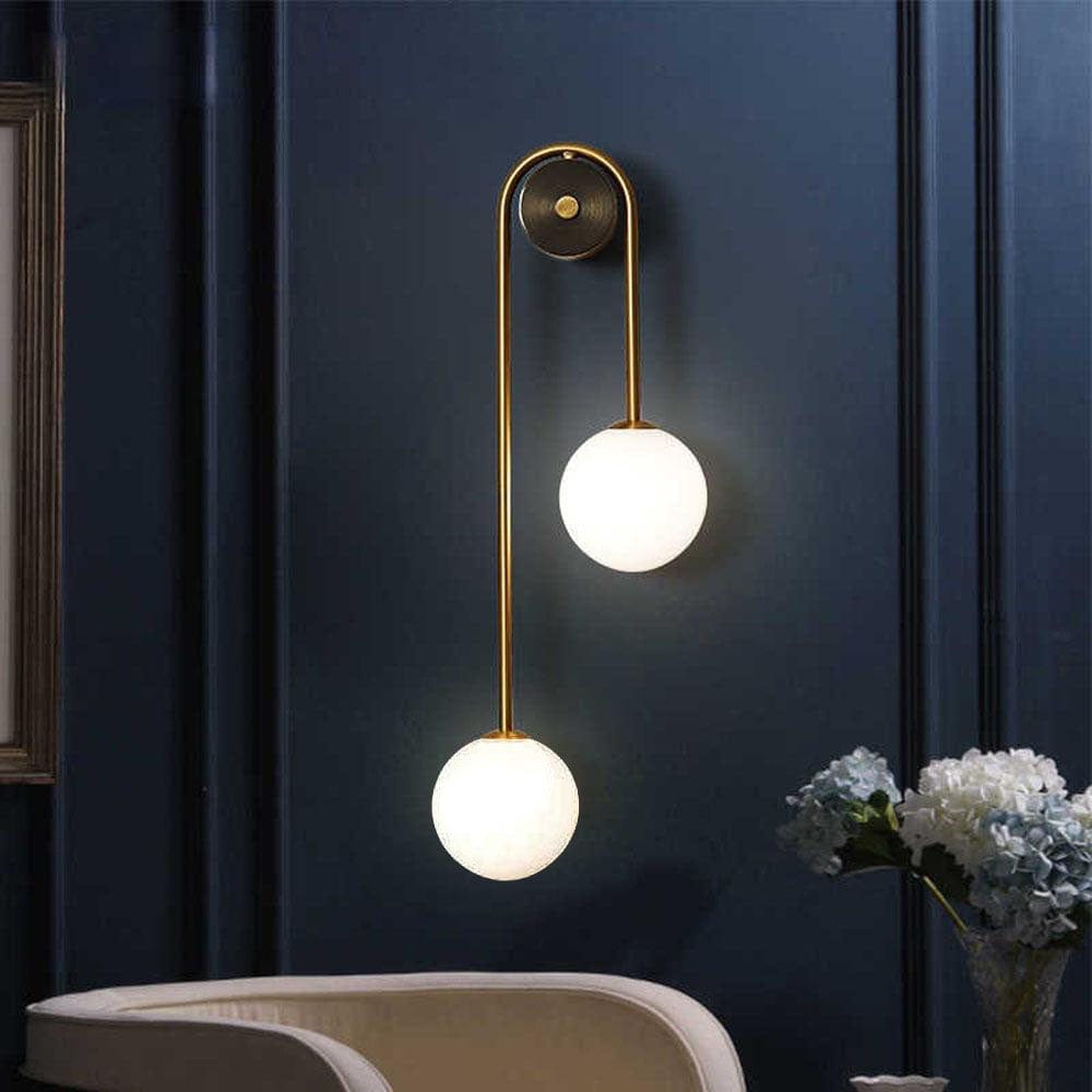 White and gold hues, luminous legacy