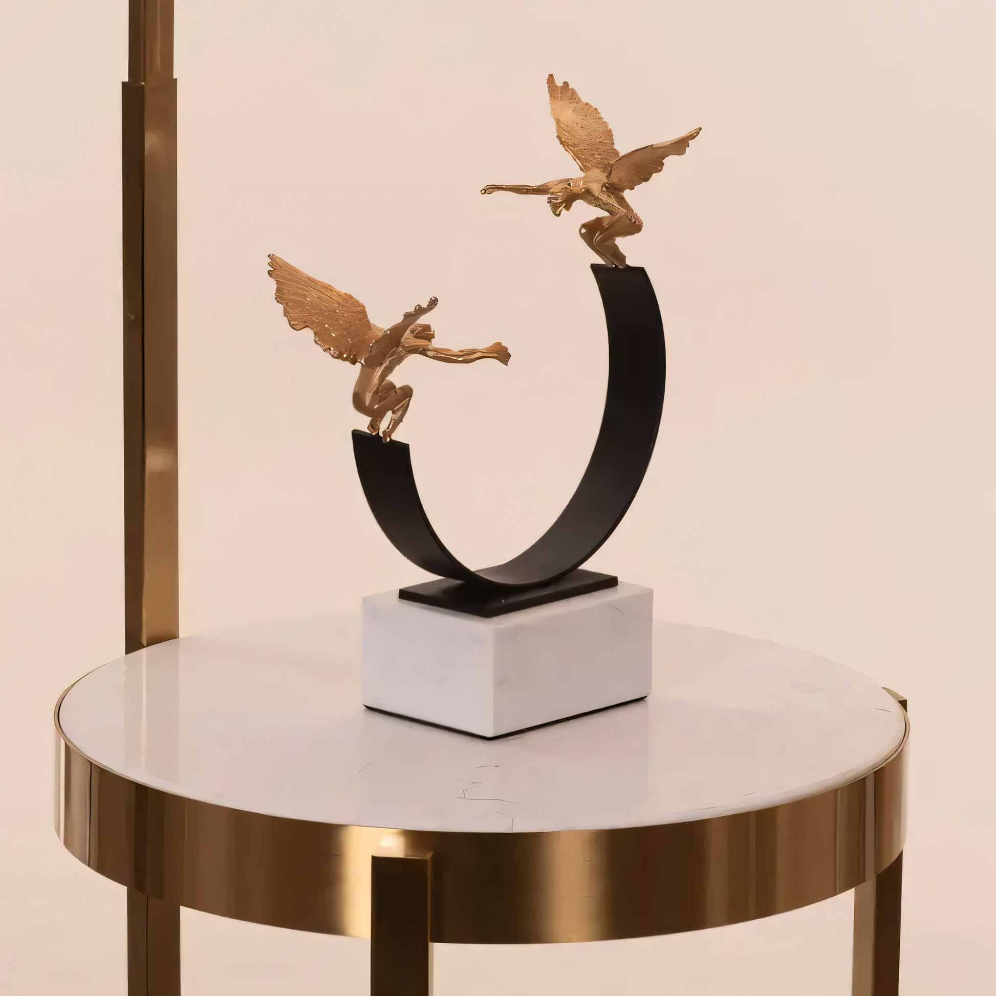 Sumptuous floor lamp with golden frame and marble elements