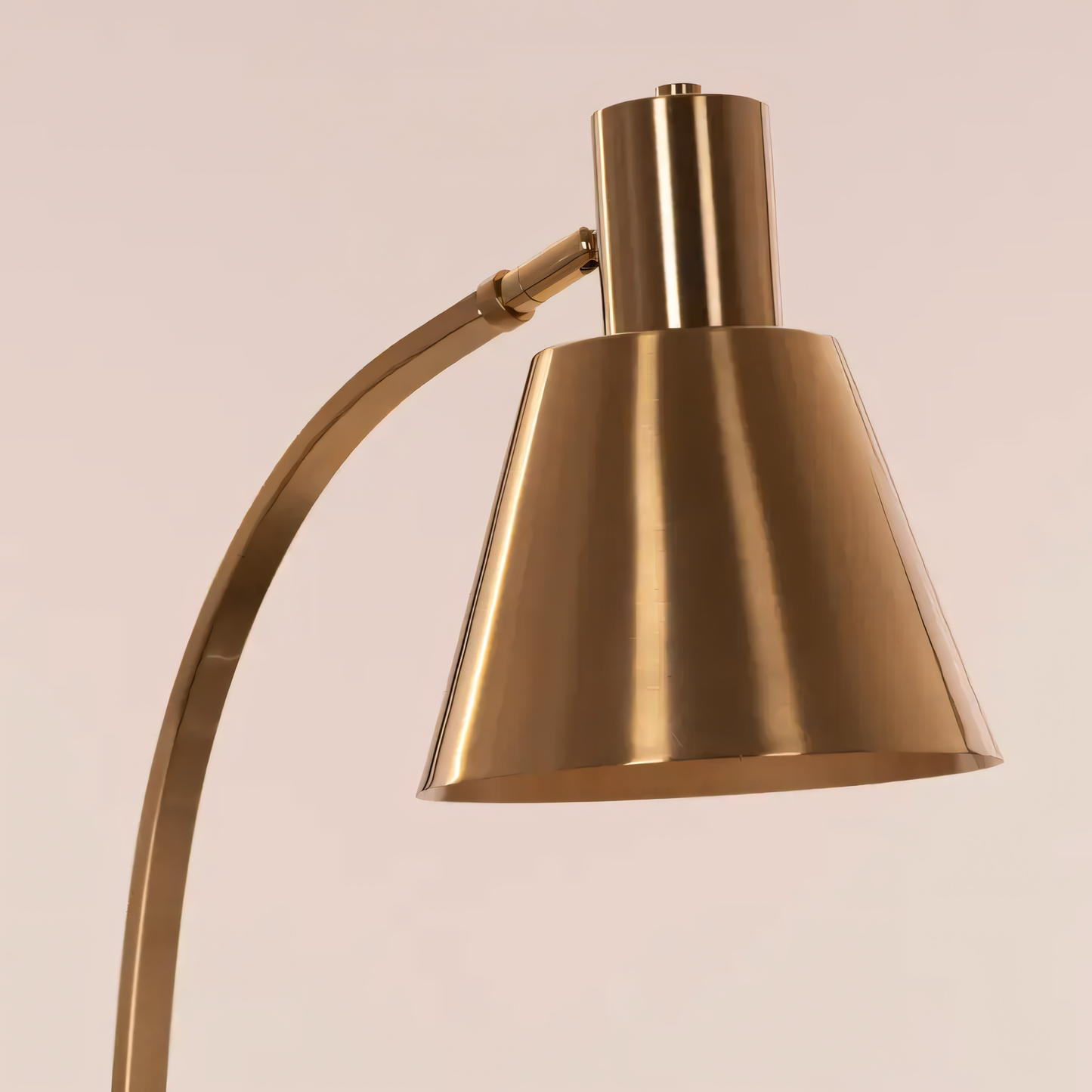 Timeless and sophisticated gold floor lamp with marble details