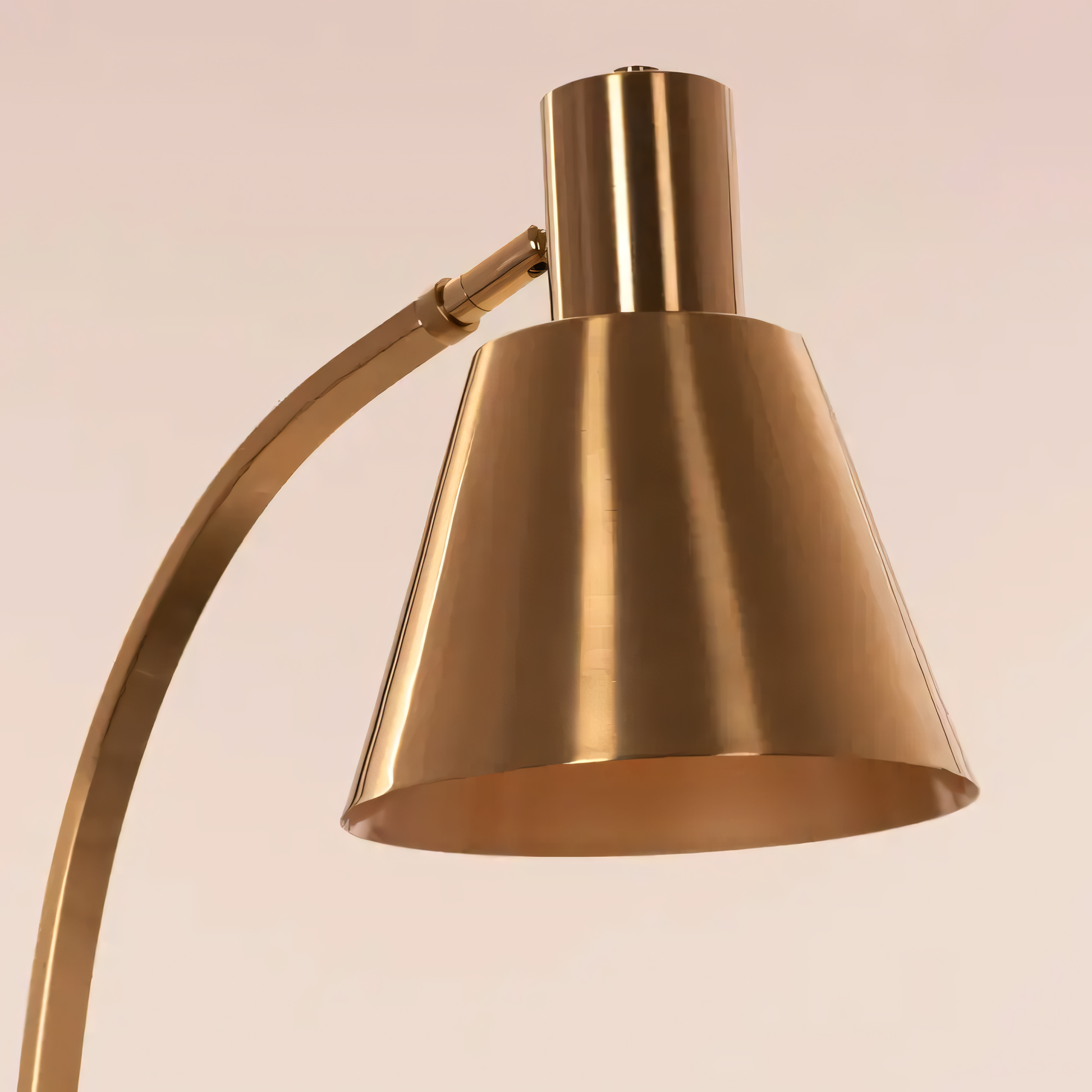 Grandiose floor lamp for luxurious living spaces