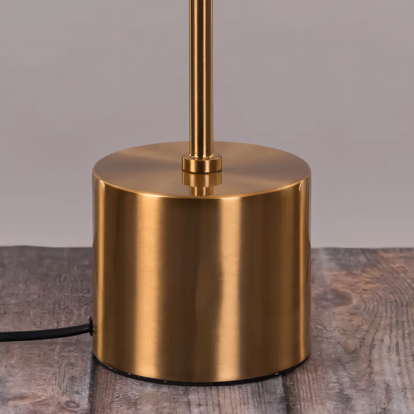 Adjustable neck and shade for focused illumination