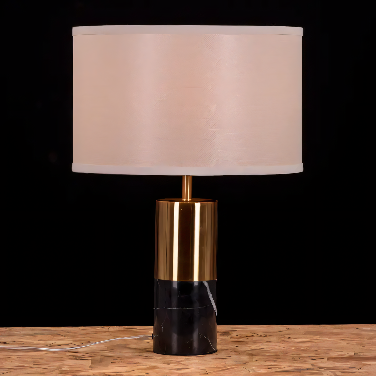 Bold double-colored lamp for modern study