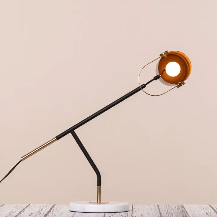 Adjustable height and swiveling shade table lamp