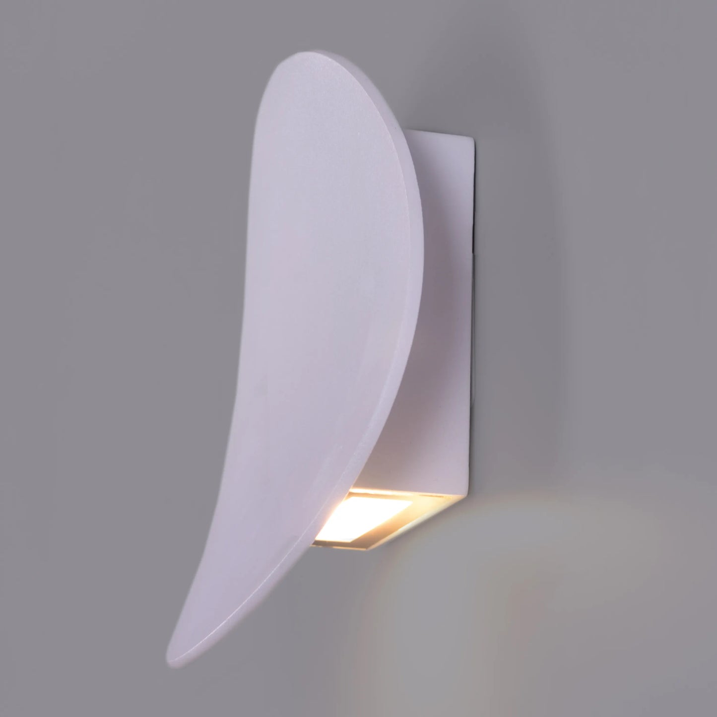 Insightful Wall Light – minimalist and modern wall light with a refined design, providing warm ambient lighting for a cozy and elegant atmosphere.
